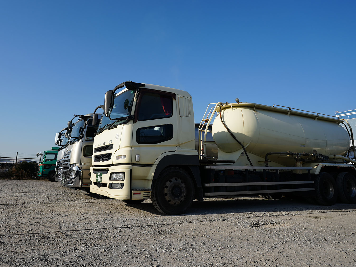 生コン工場と現場サイロをつなぐ、粉粒体輸送のプロフェッショナル。