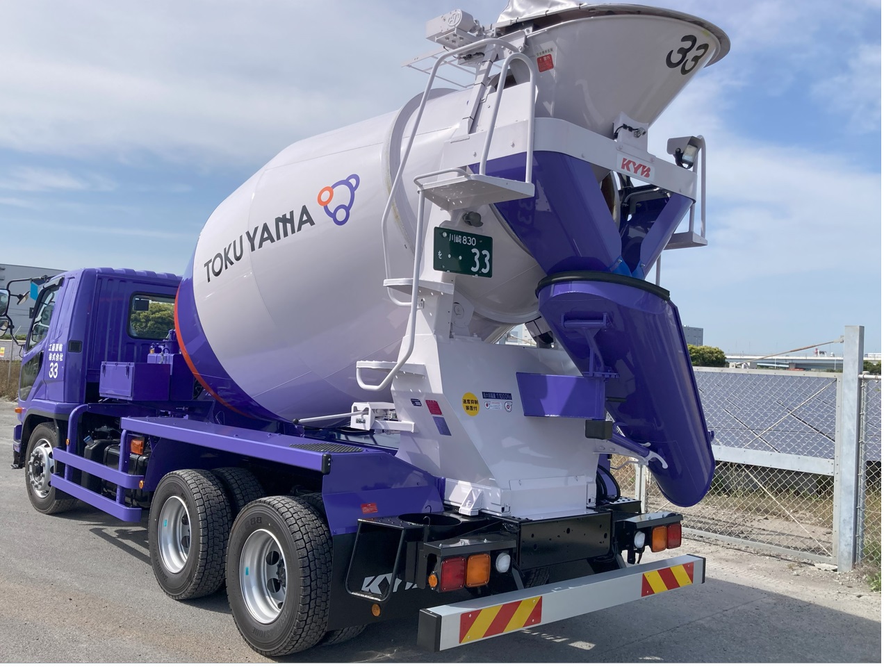 １１ｔ積低床ミキサー車（三菱ふそう　ファイター）