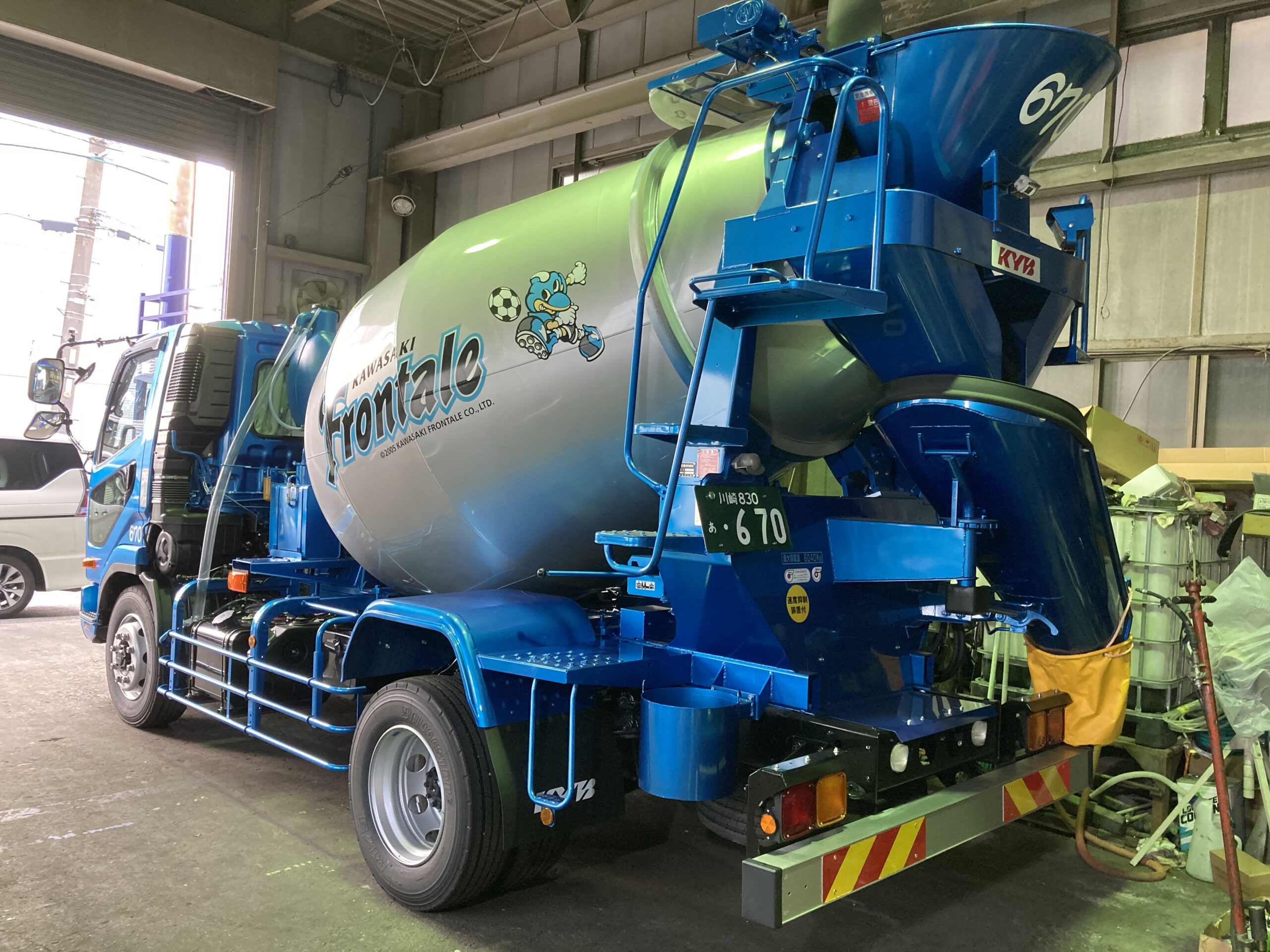 ８ｔ積ミキサー車（三菱ふそう ファイター）