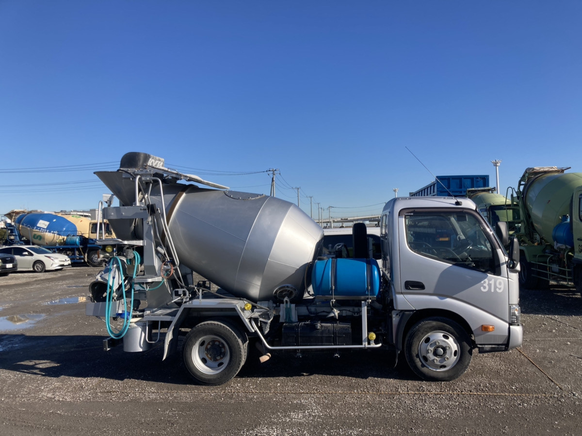 ３ｔ積ミキサー車（日野自動車　デュトロ）